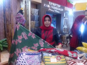 Lewat Alya, Tiwi Lestarikan Batik Bunga Cengkeh Trenggalek