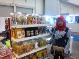 UKM Kreatif Bandung (9) Peyek 16 Rasa Racikan Dianie