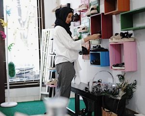 UKM Kreatif Bandung (7) Sepatu Proudly Inteun Ingin Bersaing dengan Produk Luar