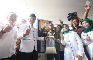 Pemkot Bandung Luncurkan ATM Beras bagi Orang Miskin