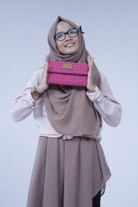 Aldila Angkat Kelom dan Tas Rajutan Tasikmalaya Hadapi Era Global