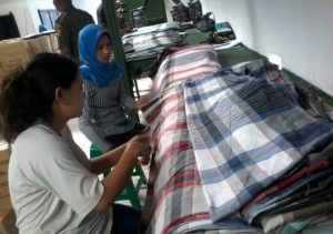 Kenaikan Dolar  Ancam Sarung Majalaya