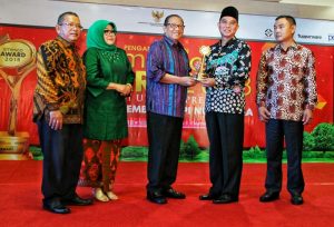 Majalah PELUANG Anugerahkan Penghargaan kepada Dua Bupati Penggerak KUKM
