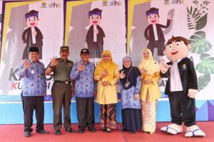 Warga  Mandalajati Bandung  Bayar Rekening  Listrik dengan Sampah