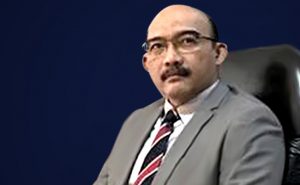 Iwan Setyawan  Melewati Turbulensi    