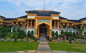 Maimun, Istana Kuning Cerah Beratap Hitam