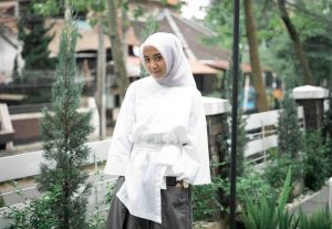 Dinda Amanda Zuliestiana,  Pekerjaan Utama Rumah Tangga, Hobi Bisnis dan Mengajar