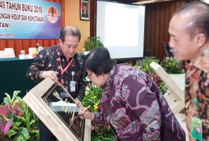 MENTERI LHK SITI NURBAYA LIBATKAN KOPERASI DALAM PRODUKSI HUTAN