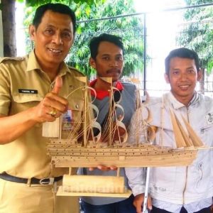 Bangkit dari Lumpuh, Sobirin Jadi Wirausaha Miniatur Perahu Pinisi