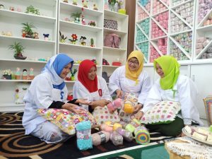 Soft, Rajutan Kreatif dari Emak-emak Kawan Satu SMA