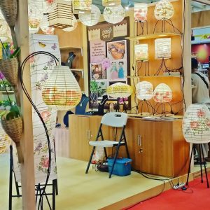 Lisye Diana, Bersinar Berkat Usaha Lampion