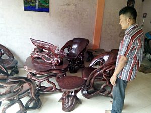 Pelaku Kerajinan Ukiran Kayu Pulau Betung Bertahan Demi Melestarikan Budaya