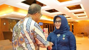 Endeh Farida Satyalancana Wirakarya dari Gebrak Sipintar