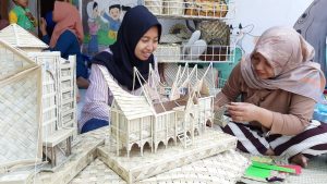 Kreativitas Wali Murid PAUD dan TK Ubah Daun Pandan Jadi Kerajinan