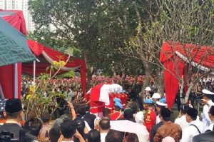 Kalimat Tauhid dan Lagu “Gugur Bunga” Iringi Prosesi Pemakaman BJ Habibie