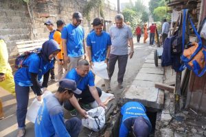 Bukopin Bersama Warga Bersihkan Lingkungan