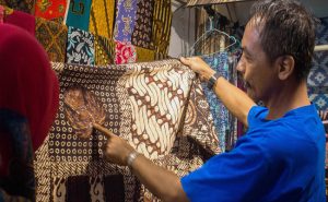 Batik Lokal Bak Ayam Klojotan di Lumbung Padi