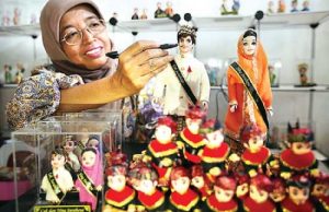 Boneka Adat Nusantara dari Surabaya ini Pikat Pengunjung Kapal Pesiar