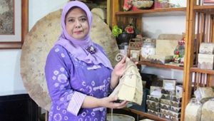 Siti Retnanik, Inovasi Daun Jadi Kerajinan