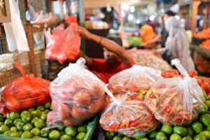 Pemerintah Akan Kenakan Cukai pada Plastik, Konsumen Bayar Rp500 Per Lembar