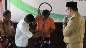 Pemkab Banyumas Salurkan Sabuk Pengaman Bantuan Forkom Koperasi Besar untuk Penderes
