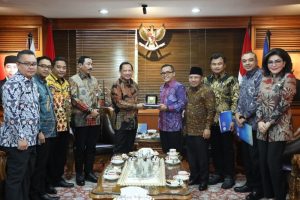 Mendagri Minta Apkasi Redam Kepanikan Masyarakat Hadapi Corona