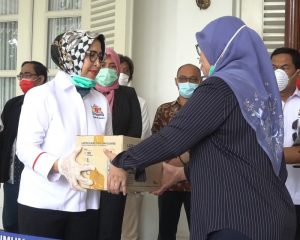 Kadin DKI Jakarta Salurkan Bantuan untuk Tim Medis