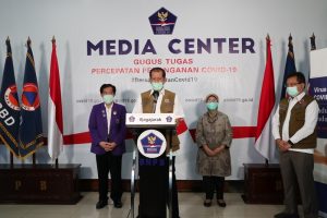 Gugus Tugas Covid-19 Serahkan 7.000 APD ke Dokter Gigi, Spesialis THT