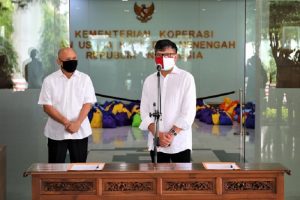 Alumni ITS Salurkan Sembako untuk Pelaku UMKM Lewat Kemenkop