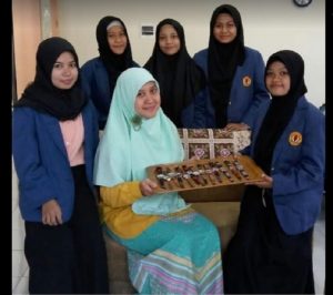 Lima Mahasiswi Unram Inovasi Jam Tangan Etnik Sasambo