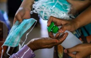 Brand Lokal Bagikan Masker dan “Hand Sanitizer”