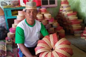 Terdampak Pembatalan Ibadah Haji, Perajin Songkok Buat Pelindung Wajah