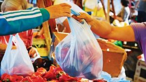 Pelanggan Pasar Tradisional Sulit “Move On” dari Kantong Plastik Kresek