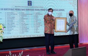 Menkum HAM Serahkan 118 Sertifikat Hak Merek KUMKM pada Menkop