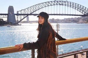 Iona, “Tenda Biru” Rasa Kekinian