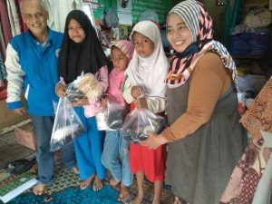Tim Relawan Aksi Annaba Bagikan 75 Paket Beras dan Nasi Boks