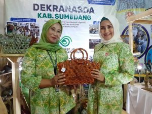 Ceu Iroh Sulap Koran Bekas Jadi Kerajinan