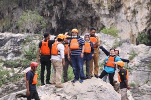 Sanghyang Kenit,  Menikmati Arung Jeram dengan Panorama Batu Purba