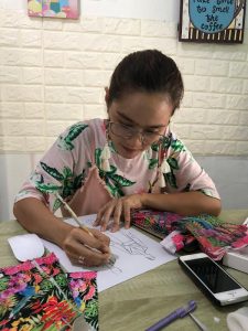 Siasati Pandemi,  AnnBaby Buat Masker Motif Etnik