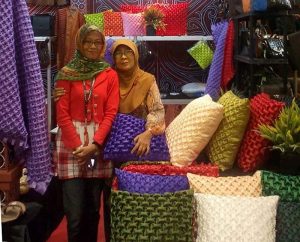 Naning Herdining Libatkan Ibu Rumah Tangga dalam Kerajinan Bantal