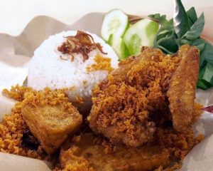Dapoer Moerah, dari Ayam Geprek hingga Lapis Sangkuriang