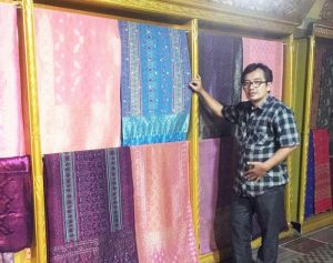 Bahsen Fikri, Berdayakan Anak Putus Sekolah dalam Kerajinan Songket