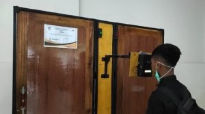 Milenial Kediri Ini Ciptakan Pintu Tangkal Covid-19