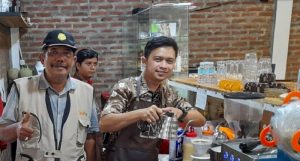 Fanthasir, Oen Kopi, Edukasi Milenial