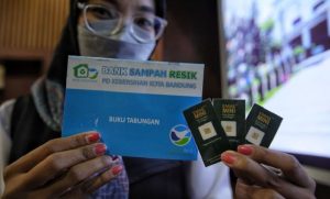 Hanya di Bandung, Sampah Ditukar Jadi Emas