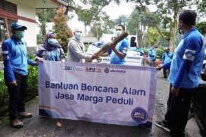 Jasa Marga Salurkan Ratusan Alat Kebersihan kepada Korban Banjir Gunung Mas