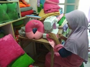 Usaha Bantal Leher di Kediri Ini Bertahan di Masa Pandemi