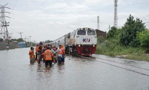 Imbas Banjir, PT KAI Batalkan 15 Perjalanan