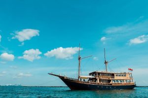 Berwisata Naik Pinisi ke Kepulauan Seribu