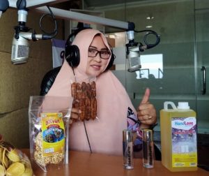 Berangkatkan Umroh Bunda, Suryati Jadi Pebisnis Kacang Bawang